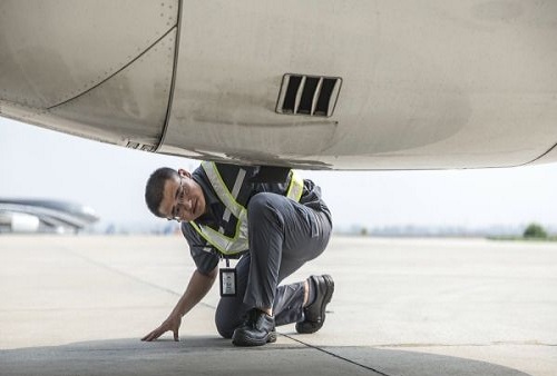 青岛航空机务:你许我信任 我为你保驾护航