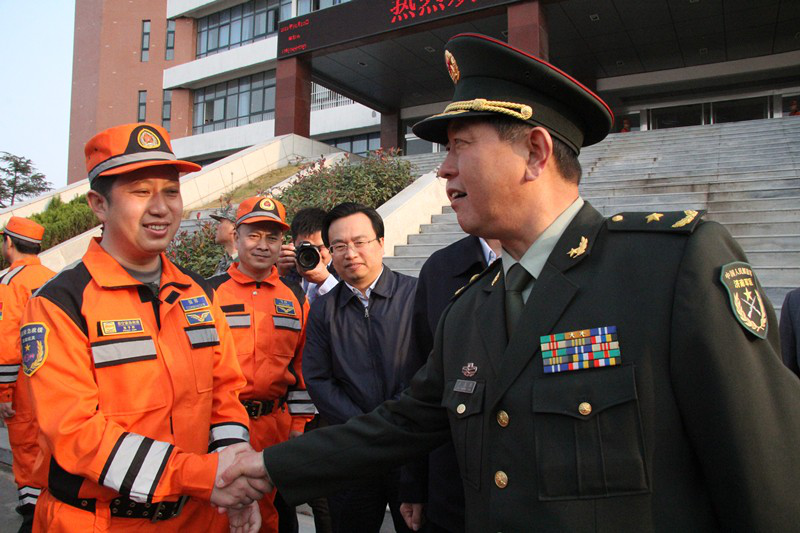 河南省军区司令员卢长健莅临中国紧急救援河南航空救援基地调研民兵整组试点工作