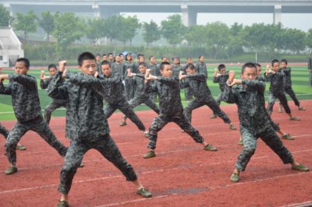 风雨无阻 2016级秋季新生军训汇演圆满完成