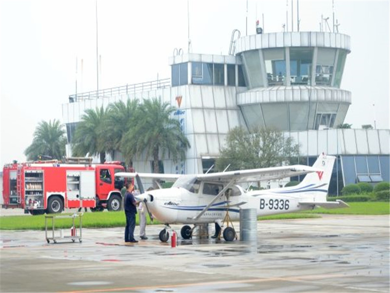 中飞院新津分院更换航空汽油