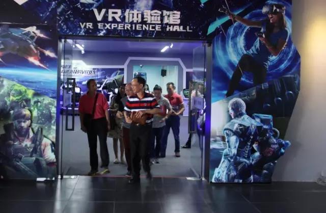 参会人员在影动力的展厅里都亲自体验了公司的VR系列产品