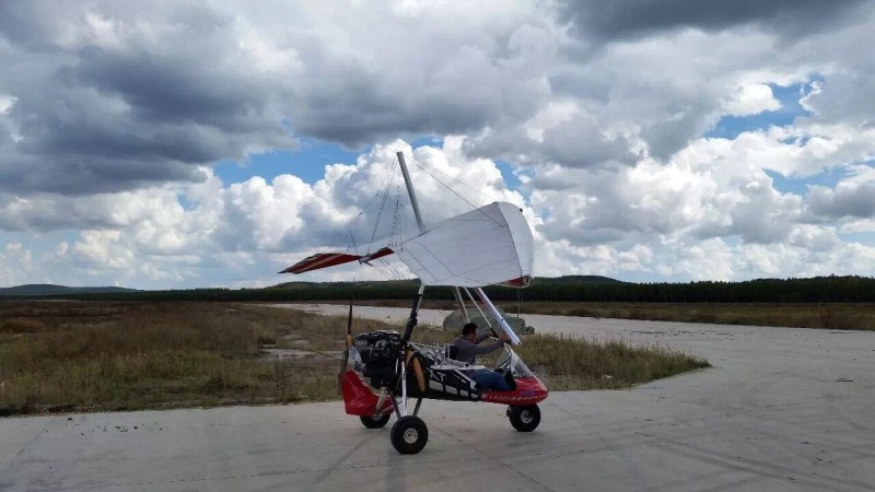 塞罕坝机场，载人动力三角翼搭载试验