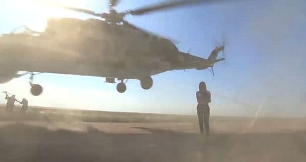 直升机近距离掠过头顶 女记者临危不惧坚持报道