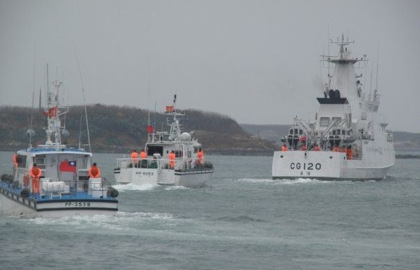 大陆渔船澎湖海域倾覆 台湾直升机赴现场救援