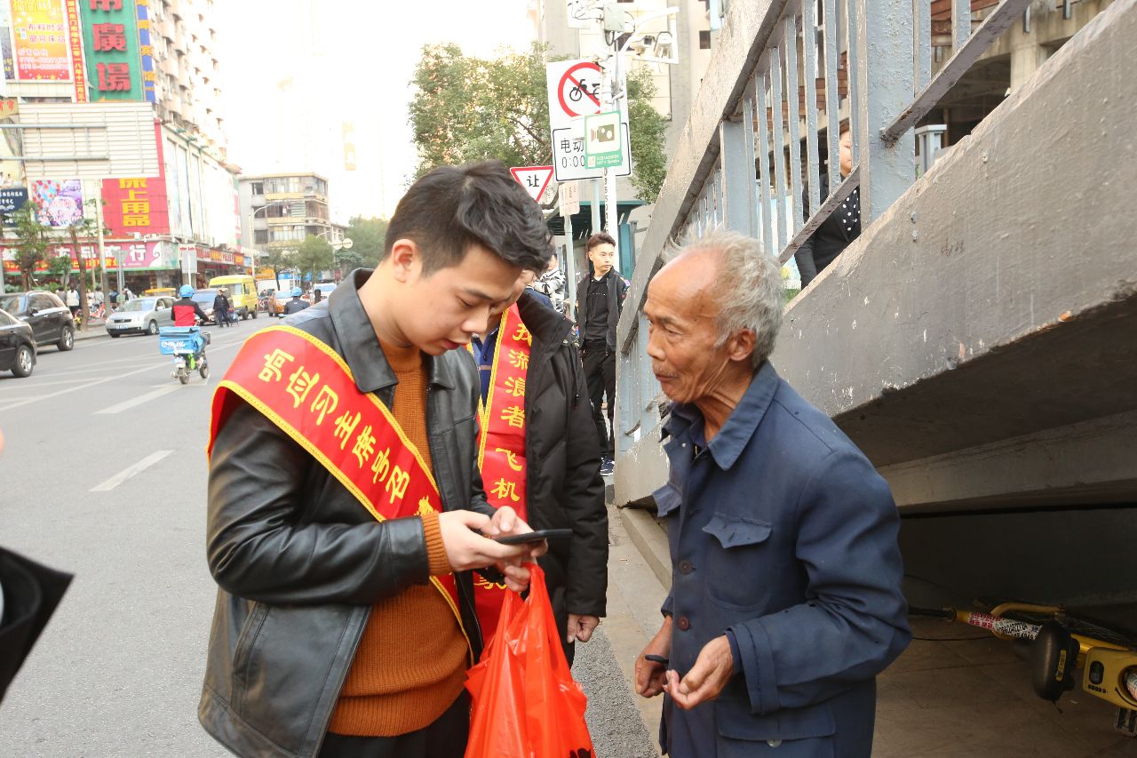 寻找流浪者，包机送回家 30年前的流浪儿在深圳街头高调行善
